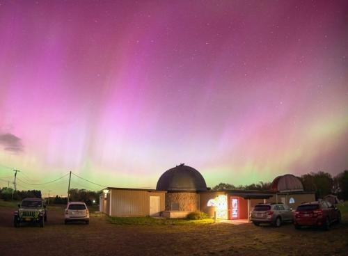 Wilkins_observatory_aurora